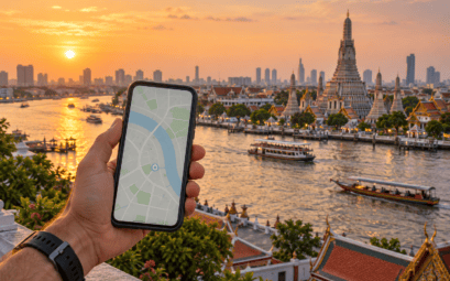 Smartphone de voyage devant le fleuve et les temples de Bangkok