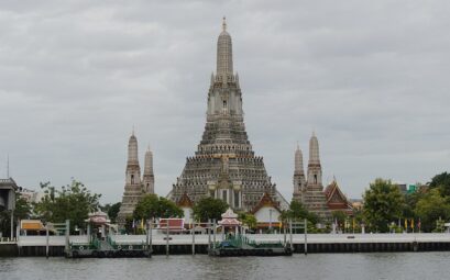 Wat Arun vu depuis le Chao Phraya à Bangkok