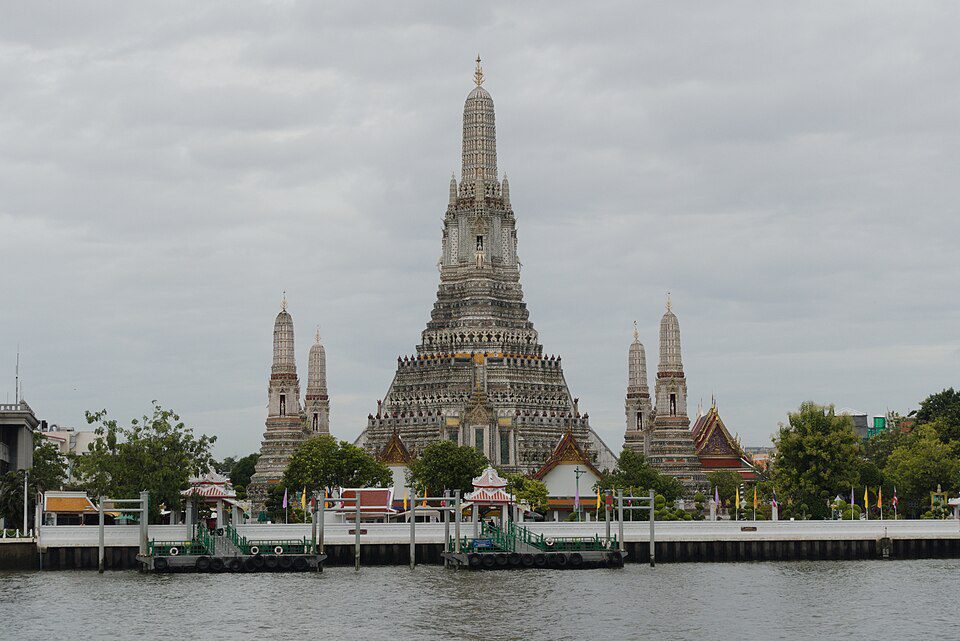 Wat Arun vu depuis le fleuve Chao Phraya &agrave; Bangkok